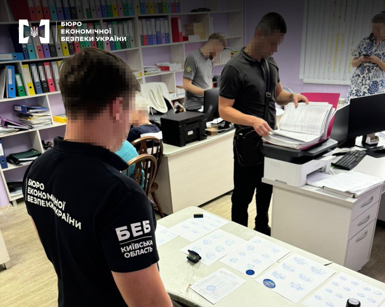 На дрібні витрати: бухгалтер фірми — постачальника продуктів харчування для Міноборони возила у багажнику авто майже 5 млн євро (фото)