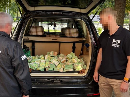 На дрібні витрати: бухгалтер фірми — постачальника продуктів харчування для Міноборони возила у багажнику авто майже 5 млн євро (фото)