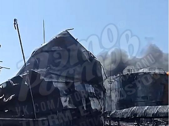 «П'ятнадцять років будували…»: від нафтобази в російському Пролетарському залишилося лише згарище (відео)