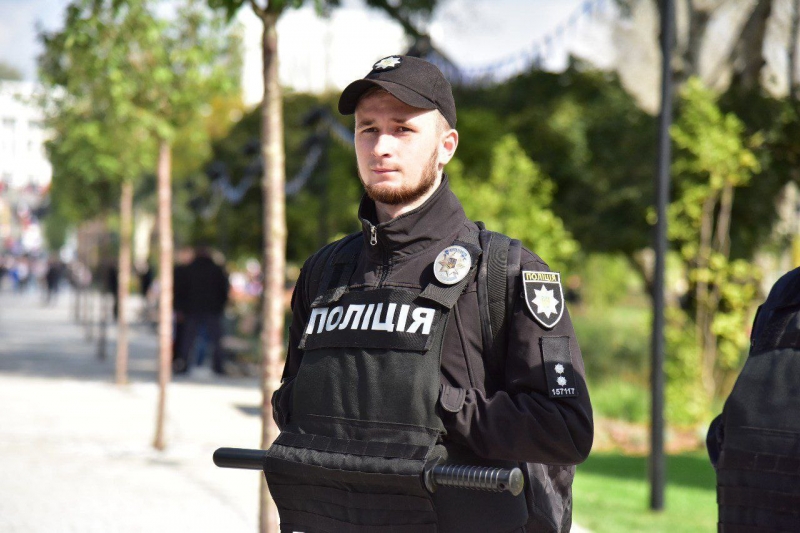 Служба в оточеному місті, ракетний удар по пологовому та евакуація на гелікоптері: історія поліцейського з Маріуполя