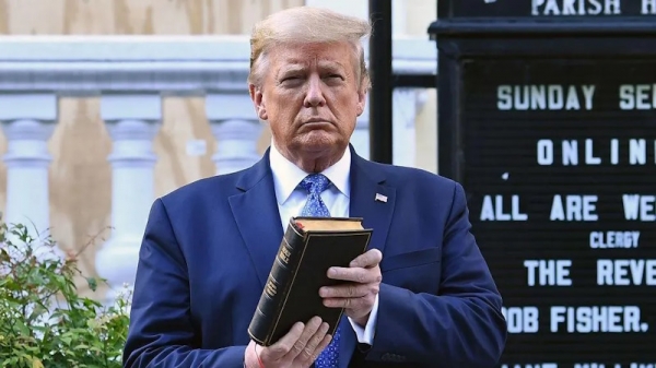 Трамп заработал на продаже Библий $300 000, но задолжал $100 млн