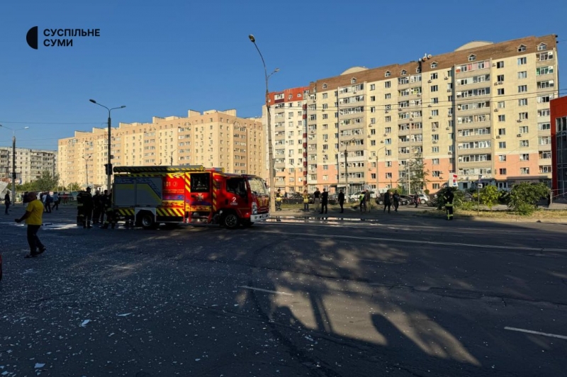 Вибиті вікна та автомобілі, що згоріли: вранці окупанти завдали ракетного удару по Сумах (фото, відео)