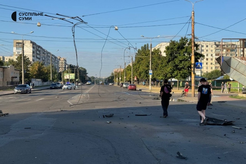 Вибиті вікна та автомобілі, що згоріли: вранці окупанти завдали ракетного удару по Сумах (фото, відео)