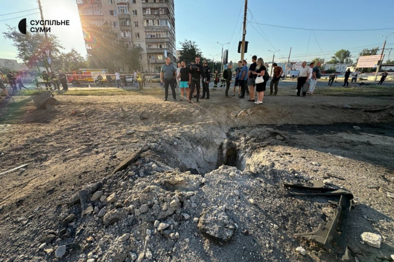 Вибиті вікна та автомобілі, що згоріли: вранці окупанти завдали ракетного удару по Сумах (фото, відео)
