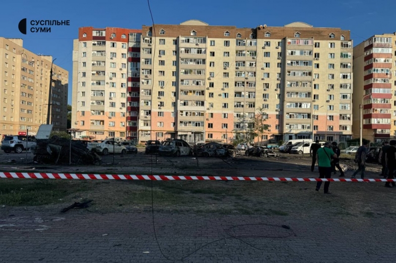 Вибиті вікна та автомобілі, що згоріли: вранці окупанти завдали ракетного удару по Сумах (фото, відео)