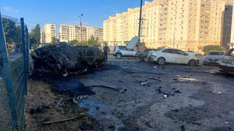 Вибиті вікна та автомобілі, що згоріли: вранці окупанти завдали ракетного удару по Сумах (фото, відео)
