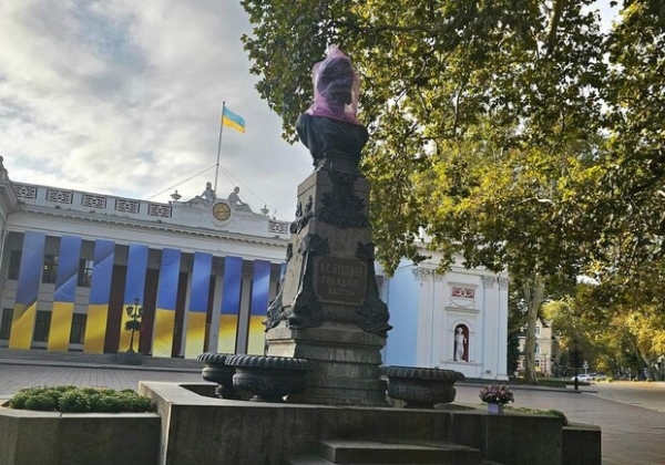 На Биржевой площади в Одессе голову Пушкину накрыли розовым пакетом