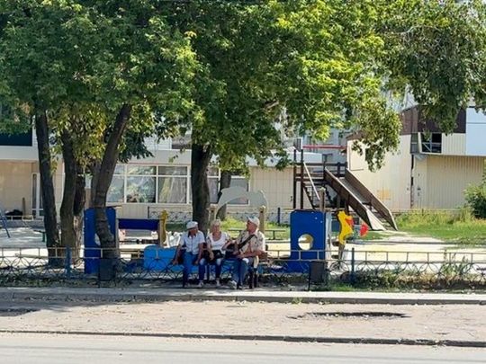 «Картопля по 40 гривень, сала у місті вже немає, аптеки закриті»: як живе Мирноград за кілька кілометрів від лінії фронту