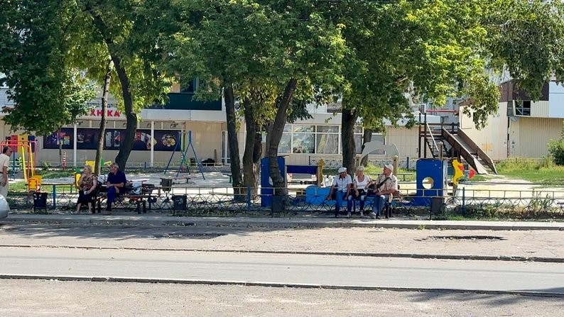 «Картопля по 40 гривень, сала у місті вже немає, аптеки закриті»: як живе Мирноград за кілька кілометрів від лінії фронту