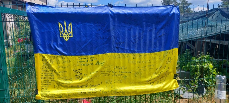 «Ми розуміємо, що ви б’єтеся не тільки за себе, а й за нас теж»: легендарний прапор з підписами українських героїв мандрує США