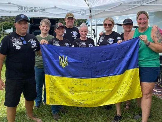 «Ми розуміємо, що ви б’єтеся не тільки за себе, а й за нас теж»: легендарний прапор з підписами українських героїв мандрує США