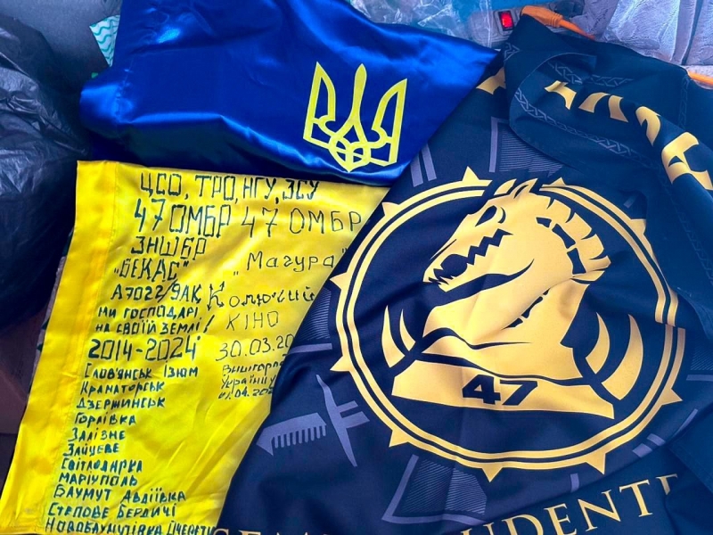 «Ми розуміємо, що ви б’єтеся не тільки за себе, а й за нас теж»: легендарний прапор з підписами українських героїв мандрує США