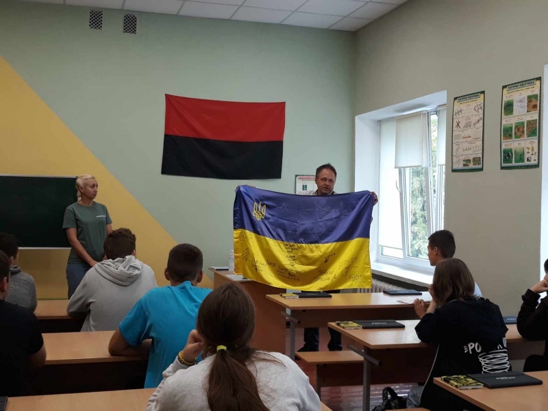 «Ми розуміємо, що ви б’єтеся не тільки за себе, а й за нас теж»: легендарний прапор з підписами українських героїв мандрує США