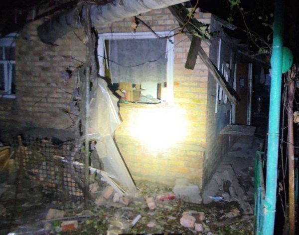 Окупанти продовжують обстріли Дніпропетровщини і скинули авіабомбу на Охтирку: є постраждалі