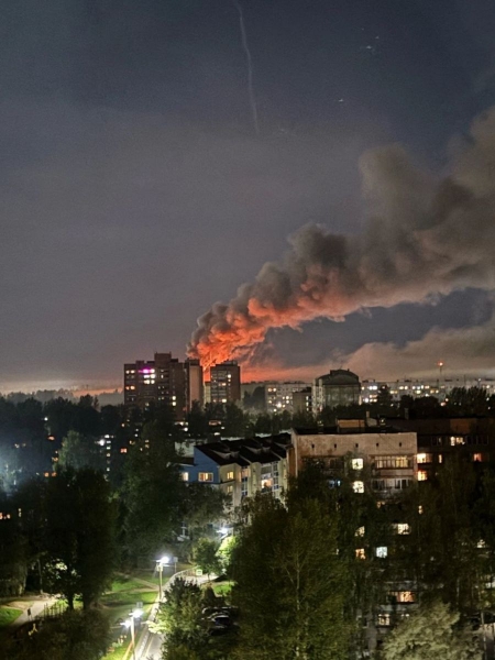 Після атаки дронів у російському Торопці горить склад боєприпасів, місто частково евакуювали (фото, відео)