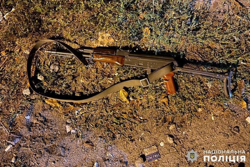 У Хмельницькій області п'яний водій дав бій поліції: з автомата розстріляно два службові автомобілі (фото)