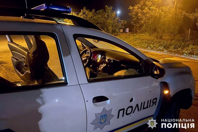 У Хмельницькій області п'яний водій дав бій поліції: з автомата розстріляно два службові автомобілі (фото)
