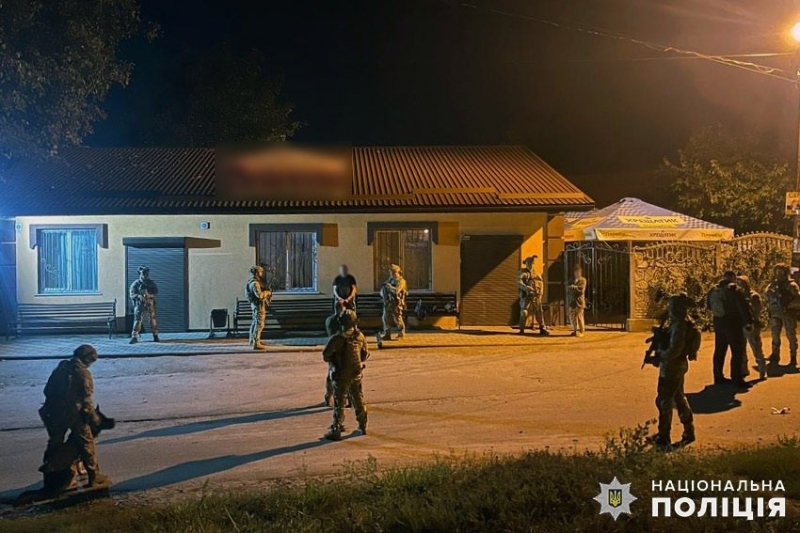 У Хмельницькій області п'яний водій дав бій поліції: з автомата розстріляно два службові автомобілі (фото)