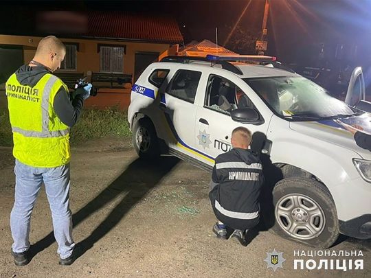 У Хмельницькій області п'яний водій дав бій поліції: з автомата розстріляно два службові автомобілі (фото)