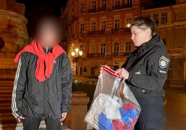 В центре Одессы женщина пыталась повесить российский триколор (обновлено)