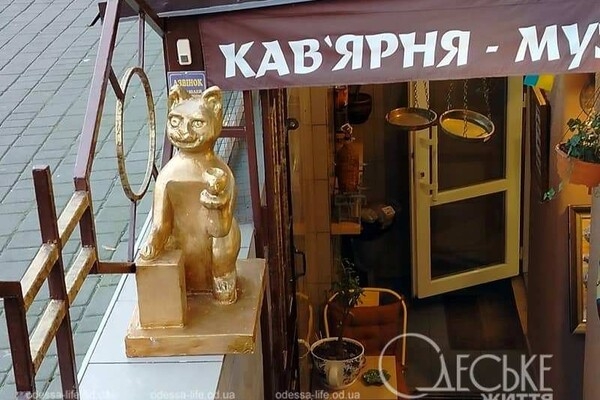В Одессе появилась еще одна скульптура котика