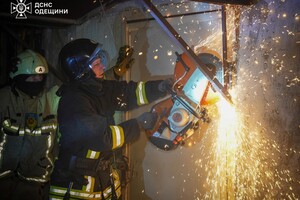 Последствия ночной атаки Одессы: пострадали два человека, убило собаку (фото, видео)