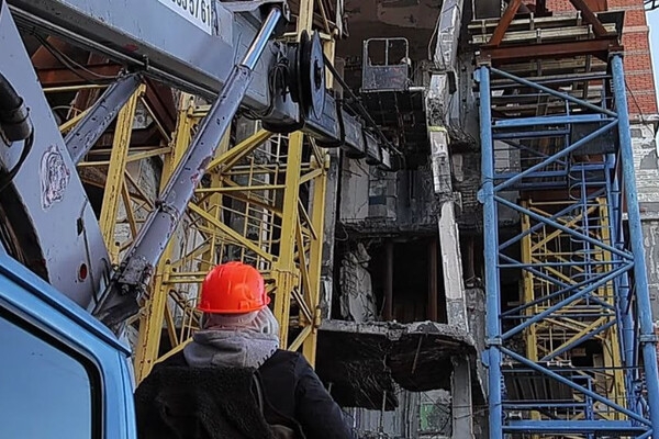 Как восстанавливают многоэтажку на Средней, поврежденный в результате российской атаки