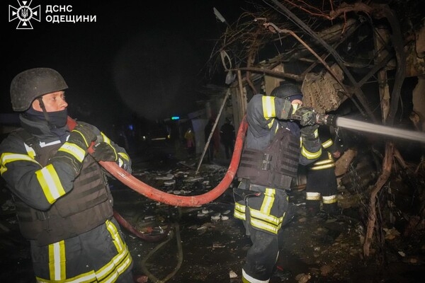 Последствия ночной атаки Одессы: пострадали два человека, убило собаку (фото, видео)