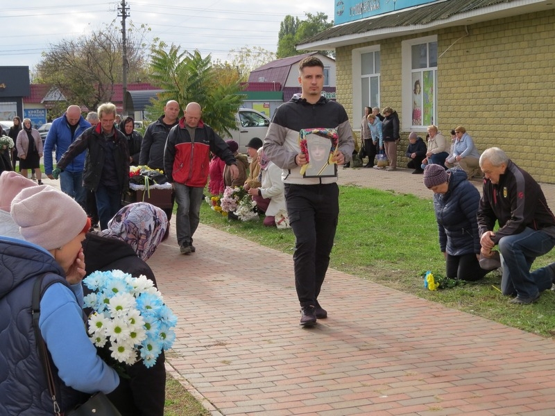 Майже три роки чекала коханого з полону: на Чернігівщині попрощались з бойовою медикинею