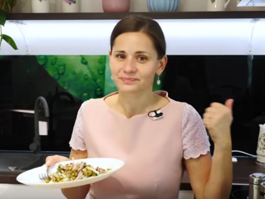Салат «Шахтарський» від Ольги Матвєй: спробуйте неймовірний смак смажених маринованих огірків (відео)