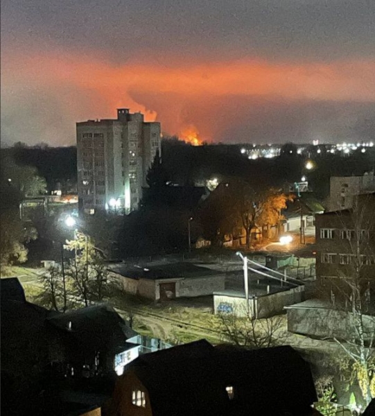 В російському Брянську вночі пролунали вибухи й сталася пожежа: дрони атакували військову частину