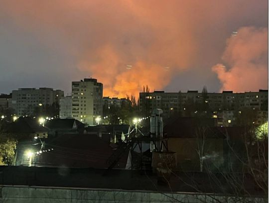 В російському Брянську вночі пролунали вибухи й сталася пожежа: дрони атакували військову частину