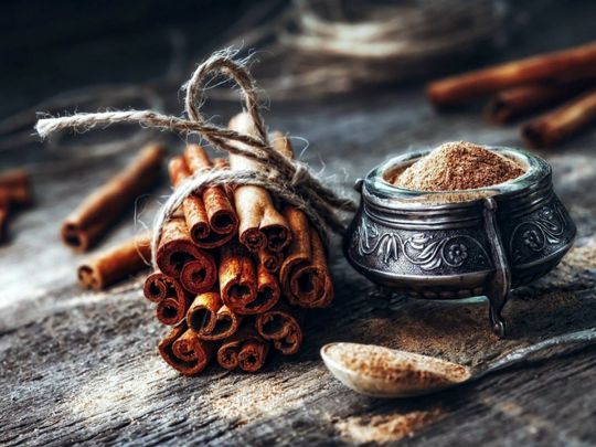 Безпечна доза 1−2 г на день: чим корисна кориця і кому її не можна вживати