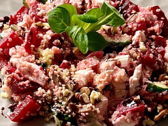Салат з куркою, буряком та кус-кусом: для тих, хто слідкує за фігурою