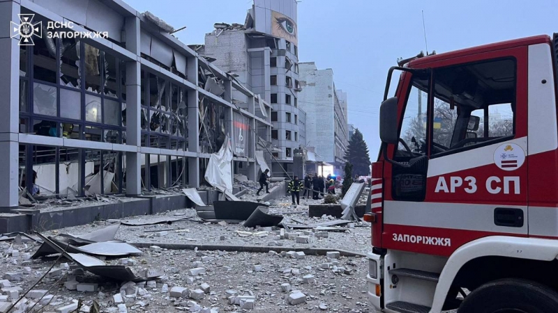 Сім годин під завалами: з-під руїн клініки у Запоріжжі вдалося дістати живих людей (фото, відео)