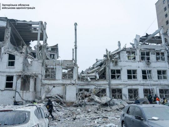 Сім годин під завалами: з-під руїн клініки у Запоріжжі вдалося дістати живих людей (фото, відео)