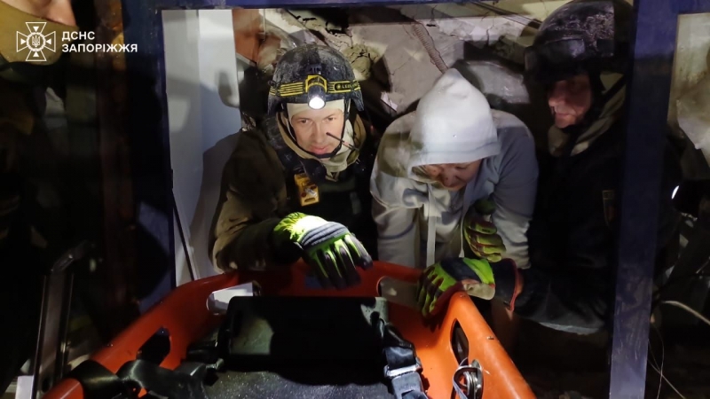 Сім годин під завалами: з-під руїн клініки у Запоріжжі вдалося дістати живих людей (фото, відео)