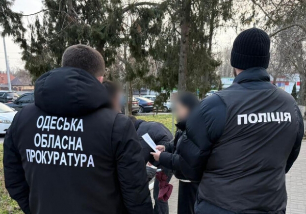 "Морские" документы для бегства за границу: в Одесской области разоблачили переправщиц военнообязанных
