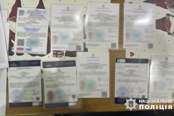 "Морские" документы для бегства за границу: в Одесской области разоблачили переправщиц военнообязанных