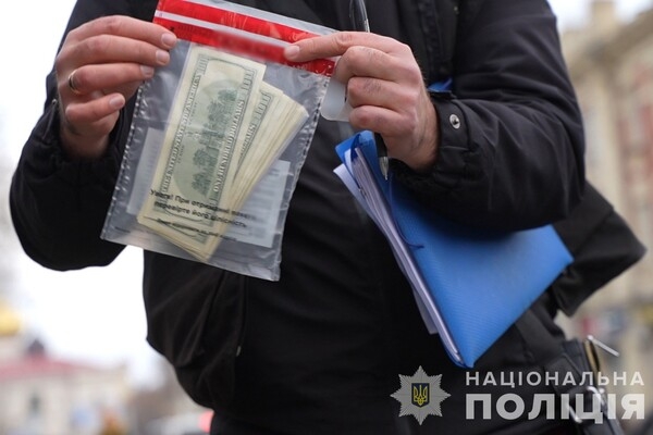 Поездом на запад Украины, а оттуда – за границу: в Одессе разоблачили переправщика уклонистов