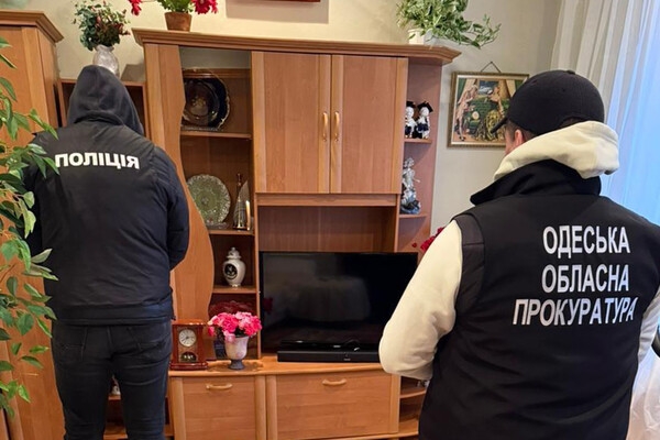 "Морские" документы для бегства за границу: в Одесской области разоблачили переправщиц военнообязанных