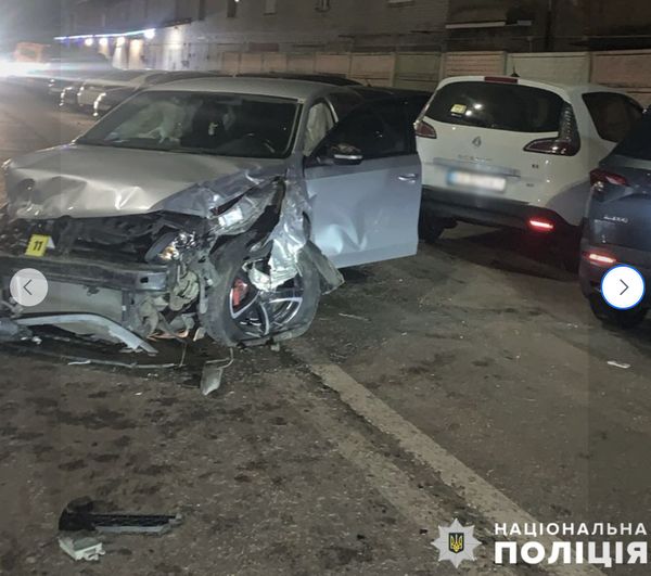 Вночі п’яний водій у Києві протаранив 7 автомобілів та травмував двох своїх пасажирів: в поліції розповіли деталі