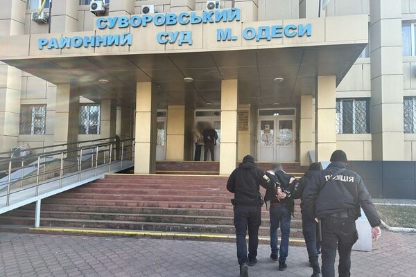 Хотели подзаработать: в Одессе двое безработных подожгли автомобиль