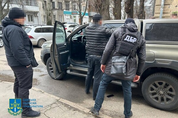 Выдавали охотничьи удостоверения за деньги: в Одессе руководство лесного управления разоблачили в коррупции