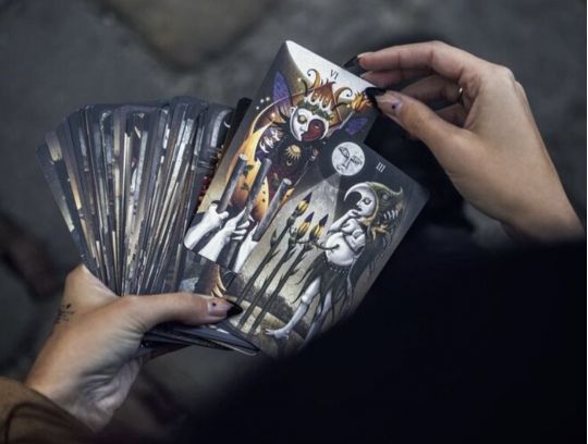 Скорпіону — «Сонце», Водолію — «Блазень», а Рибам — «Диявол»: що чекає на знаки зодіака у четвер, 27 лютого