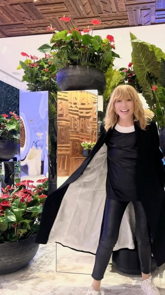Стрункі ноги та сніжно-біла посмішка: Галкін показав погарнішавшу Пугачову