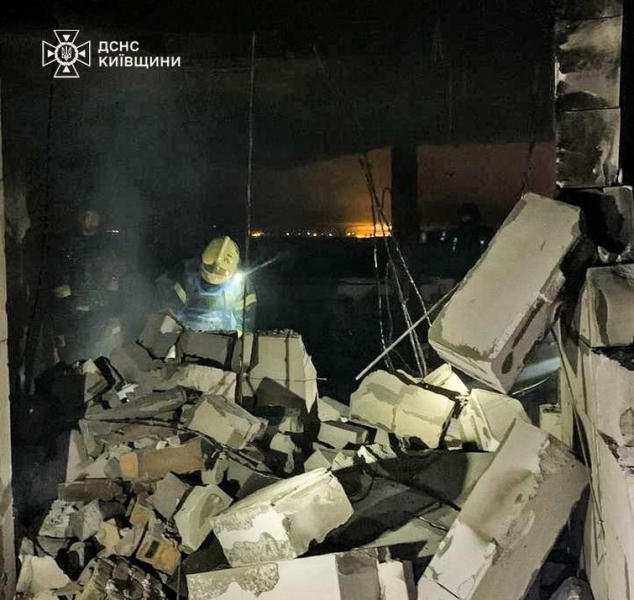 Терористи вночі вдарили по Київщині: уламки дрона влучили в багатоповерхівку у Броварах