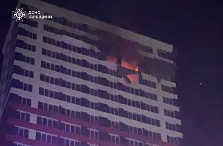 Терористи вночі вдарили по Київщині: уламки дрона влучили в багатоповерхівку у Броварах