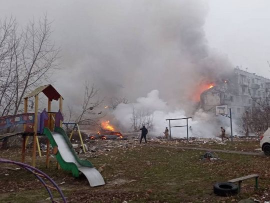 У Полтаві внаслідок удару росіян зруйновано п'ятиповерхівку, є жертви (відео)