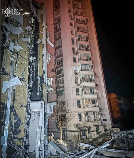 В Одесі після нальоту дронів без світла та тепла залишилися сотні житлових будинків, десятки шкіл та дитсадків (фото, відео)